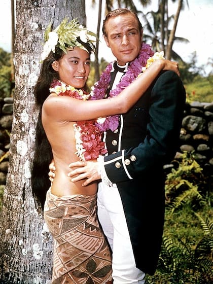 Brando y Tarita, en una escena de la película Motín a bordo
