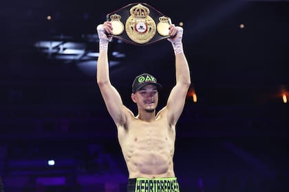 Brandon Figueroa sostiene el cinturón de campón pluma tras su gran victoria ante Nick Ball, en Liverpool, hace una semana