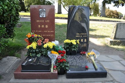 Brandon fue enterrado junto a su padre en un cementerio privado de Seattle.