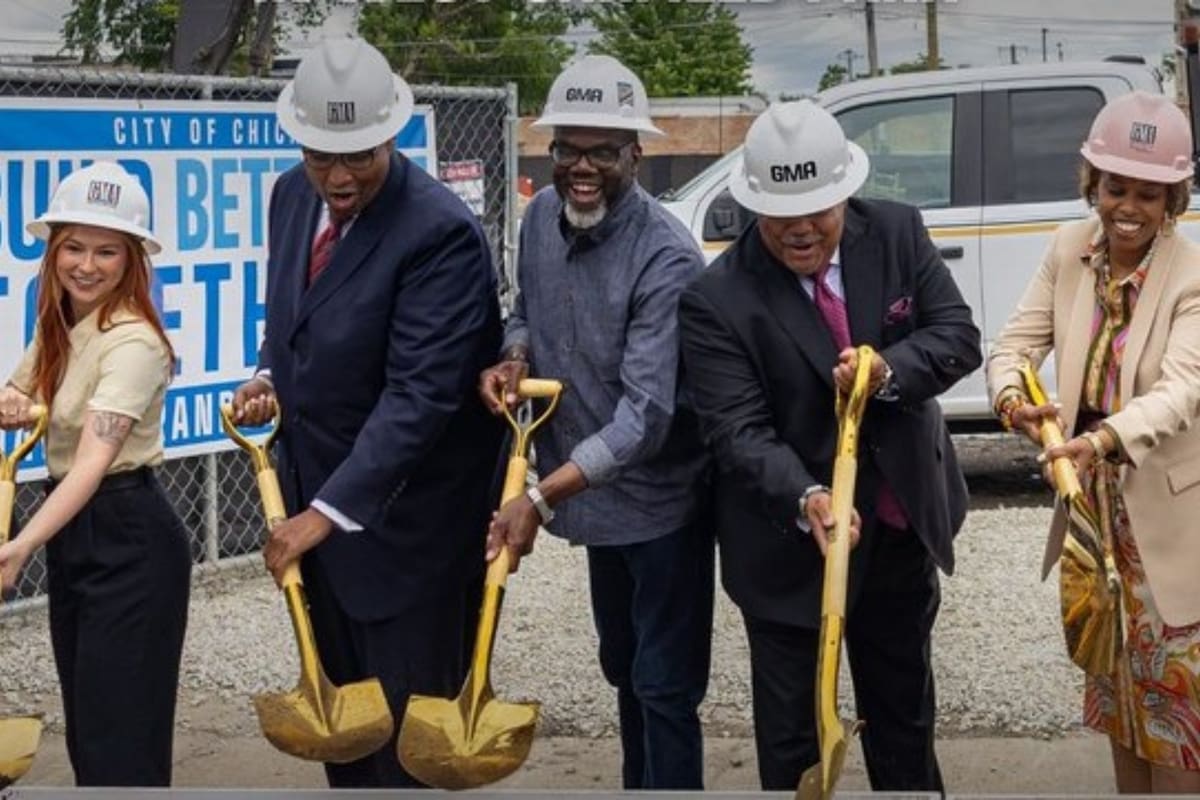 Brandon Johnson, alcalde de Chicago, asistió a la ceremonia de colocación de la primera piedra
