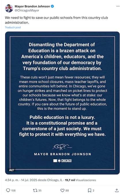 Brandon Johnson, alcalde de Chicago, cruzó a Trump por el “desmantelamiento” del Departamento de Educación
