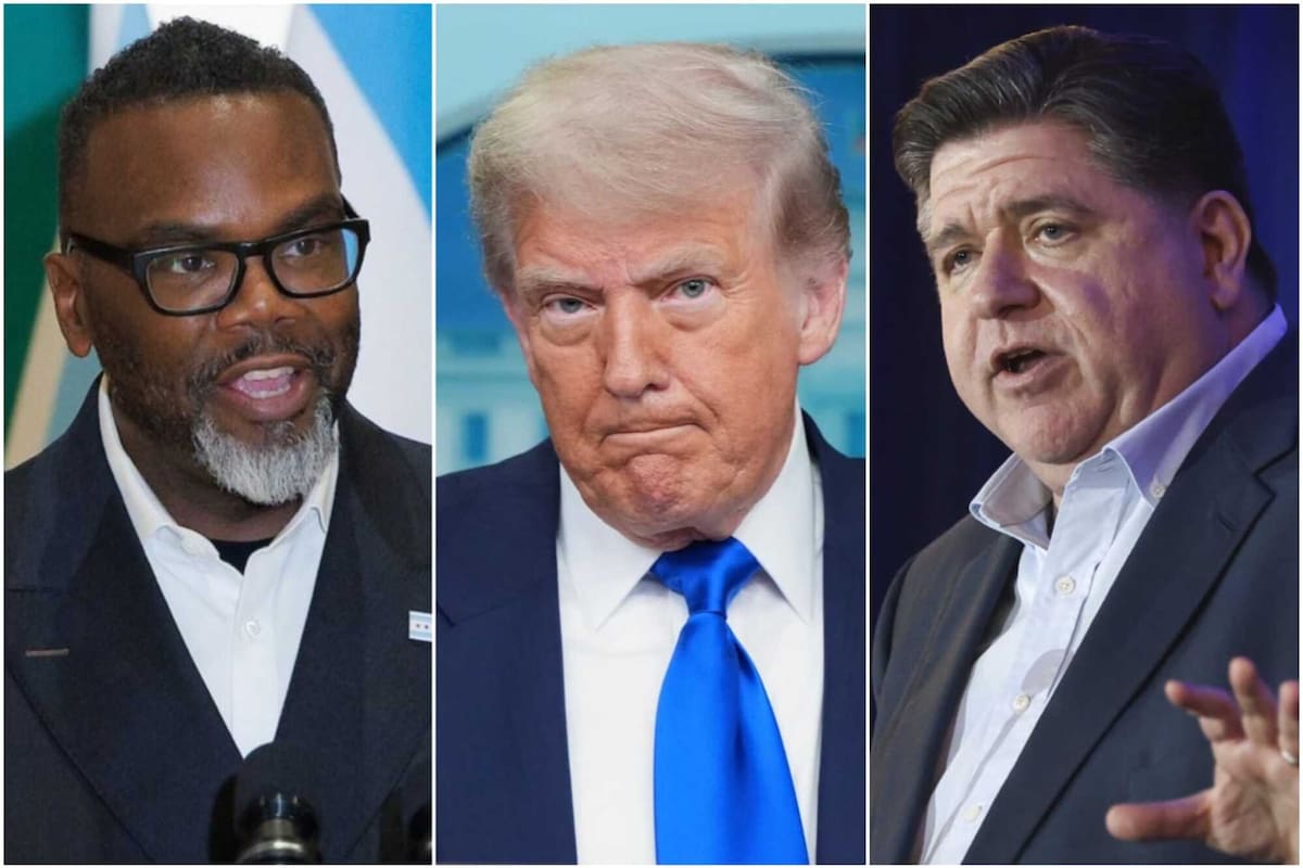 Brandon Johnson (izquierda) y JB Priztker (derecha) criticaron la ley fiscal aprobada por Donald Trump (centro)