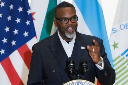 Brandon Johnson recordó los derechos que poseen los migrantes en Chicago