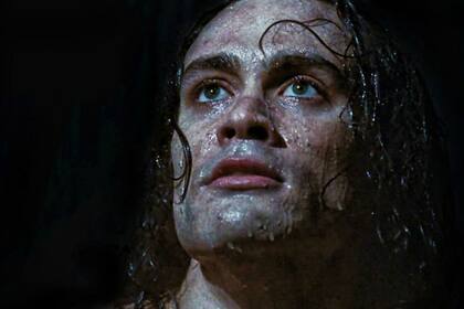 Brandon Lee en una de las pocas escenas a cara lavada.