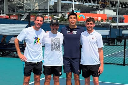 Brandon Nakashima con los integrantes de su equipo, entre ellos el entrenador argentino Mariano Puerta (de gorra negra)