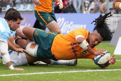 Brandon Paenga-Amosa resuelve un try, en otra tarde difícil de los Pumas