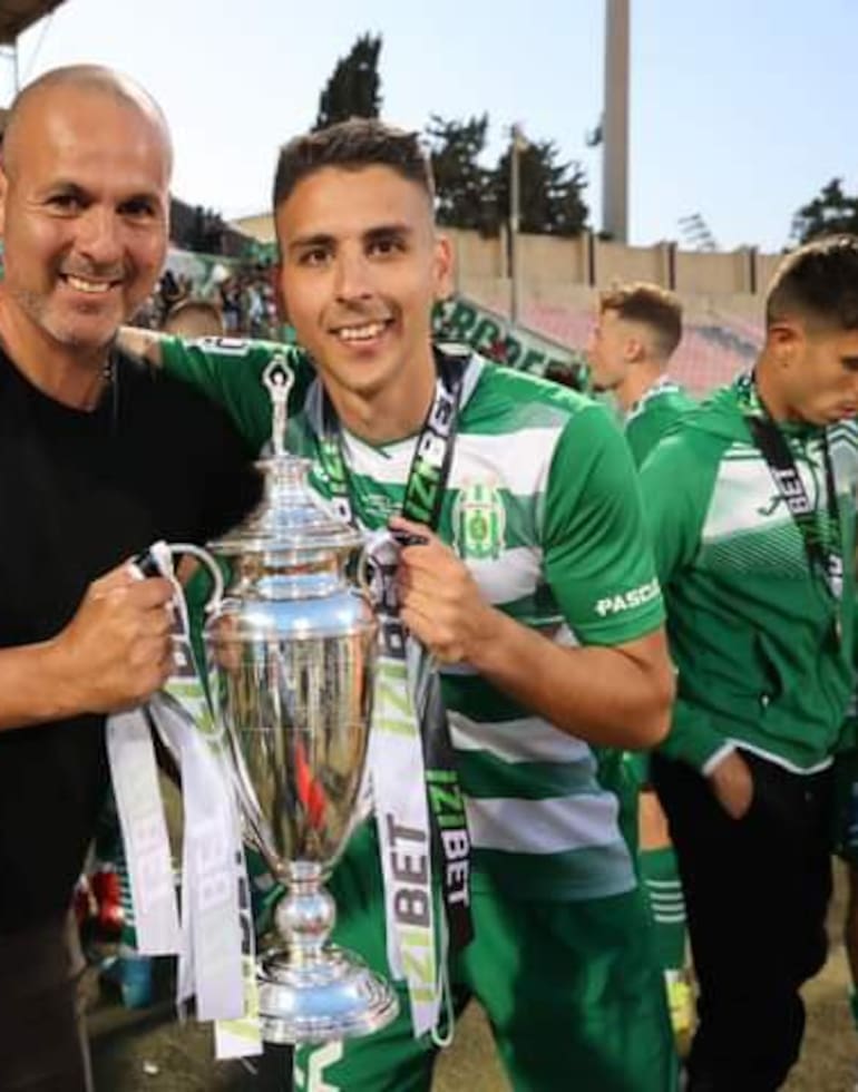 Brandon Paiber (derecha), junto con su padre, César (izquierda), levantando el título de campeón de Malta con Floriana