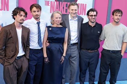 Brandon Thomas Lee y Dylan Jagger Lee, los hijos de Pamela Anderson, con Liam Neeson y sus hijos, Daniel Neeson y Micheál Richardson en la premiere de ¿Y dónde está el policía? (The Naked Gun)