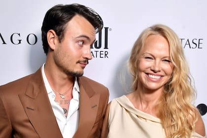 Brandon Thomas Lee y su “misión personal” para resignificar la carrera de Pamela Anderson, su madre: “Ella haría cualquier cosa por mí”
