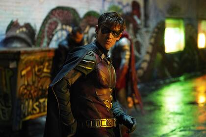 Brandon Thwaites es Robin, el líder de los jóvenes justicieros