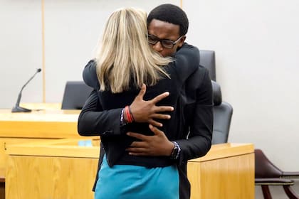 Brandt Jean, el hermano del fallecido, abraza a la expolicía Amber Guyger