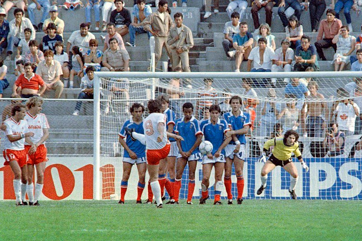Branko Segota, de Canadá, ejecuta un tiro en México 86, ante Francia, con Michel Platini; ese Mundial fue inolvidable para la Argentina
