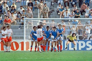Branko Segota, de Canadá, ejecuta un tiro en México 86, ante Francia, con Michel Platini; ese Mundial fue inolvidable para la Argentina