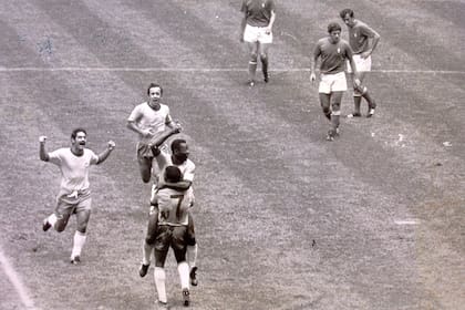 Brasil, con Pelé, goleó a Italia por 4-1 en la final y se consagró tricampeón en México 1970.