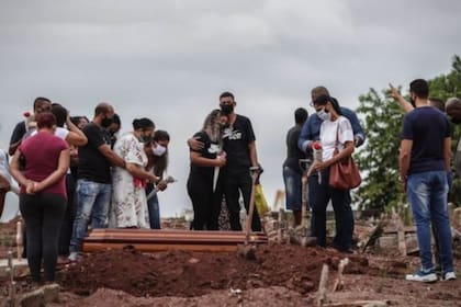 Brasil estaba sufriendo un récord diario de muertes por covid en marzo y abril