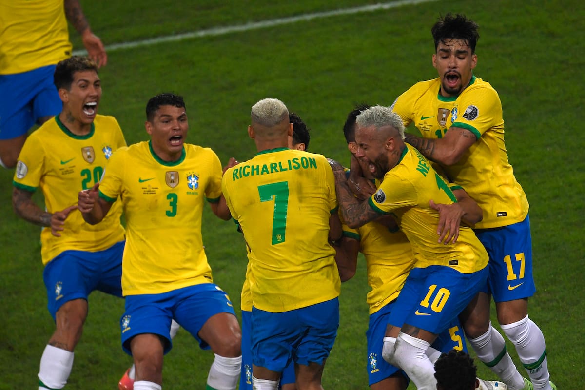 Brasil estiró su paso impecable en la Copa América con un agónico 2-1 sobre Colombia, que incluyó una decisión discutida del árbitro argentino Pitana