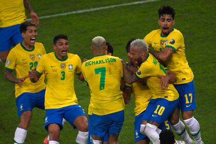Brasil estiró su paso impecable en la Copa América con un agónico 2-1 sobre Colombia, que incluyó una decisión discutida del árbitro argentino Pitana