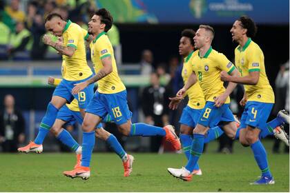 Brasil festeja su éxito en la definición por penales frente a Paraguay.