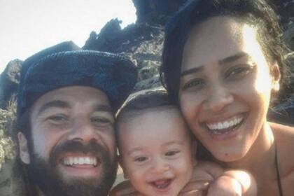 Brasil no sale de la conmoción por la muerte de una familia que murió aplastada por el desprendimiento de un acantilado. Foto: Globo.