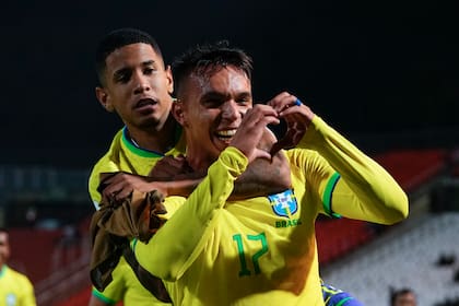 Brasil, que había perdido por 3 a 2 contra Italia en el debut, vapuleó con un 6 a 0 a Dominicana en el estadio Malvinas Argentinas de Mendoza; Giovane celebra el cuarto gol.