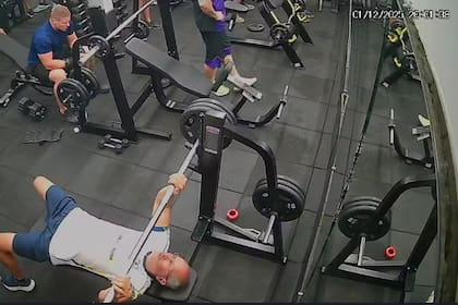 Brasil: un hombre murió cuando hacía pecho en el gimnasio y se le cayó la barra