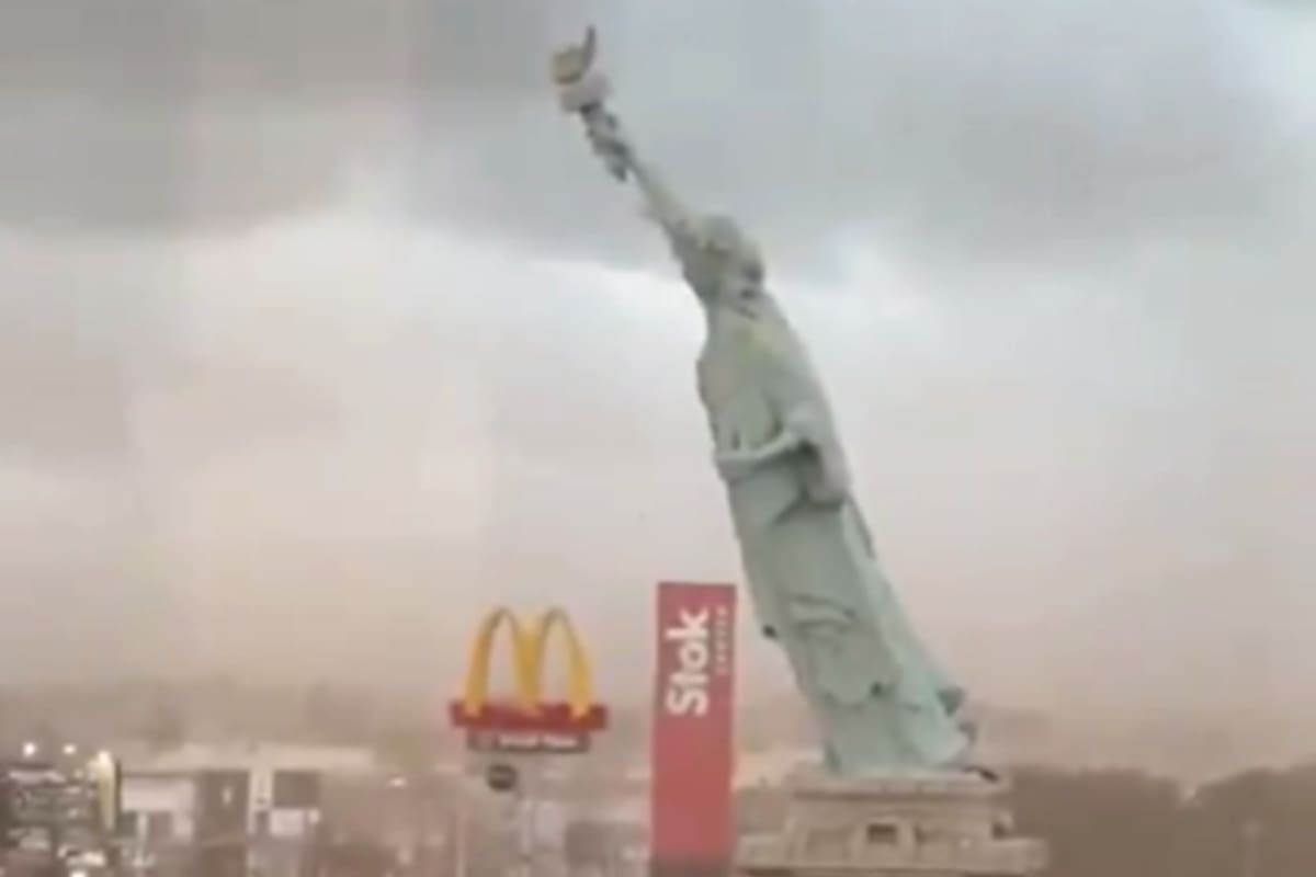 Brasil: una réplica de la Estatua de la Libertad fue derribada por vientos de más de 100 km/h y provocó destrozos