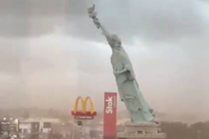 Brasil: una réplica de la Estatua de la Libertad fue derribada por vientos de más de 100 km/h y provocó destrozos