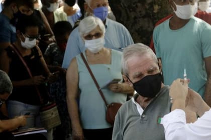 Brasil vacunó a cerca del 6% de la población y todavía negocia para adquirir suficientes vacunas y atender a todos los habitantes