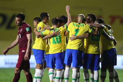 Brasil celebra unido el gol de Firmino, todo un alivio