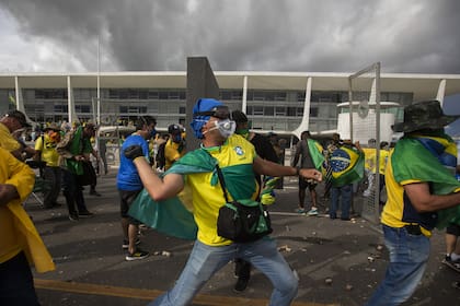 Miles de seguidores del expresidente Jair Bolsonaro invadieron los edificios del Congreso Nacional, la Presidencia y el Supremo Tribunal Federal (STF) en una jornada de caos en enero de 2023