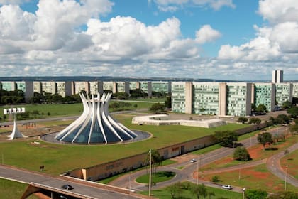 Brasilia debía ser una ciudad que mirara hacia el futuro y dejara atrás el legado colonial de Salvador de Bahía y Río de Janeiro, las antiguas capitales