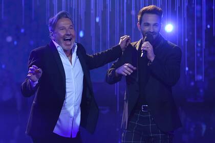 Braulio junto a su coach, después de cantar un tema a dúo