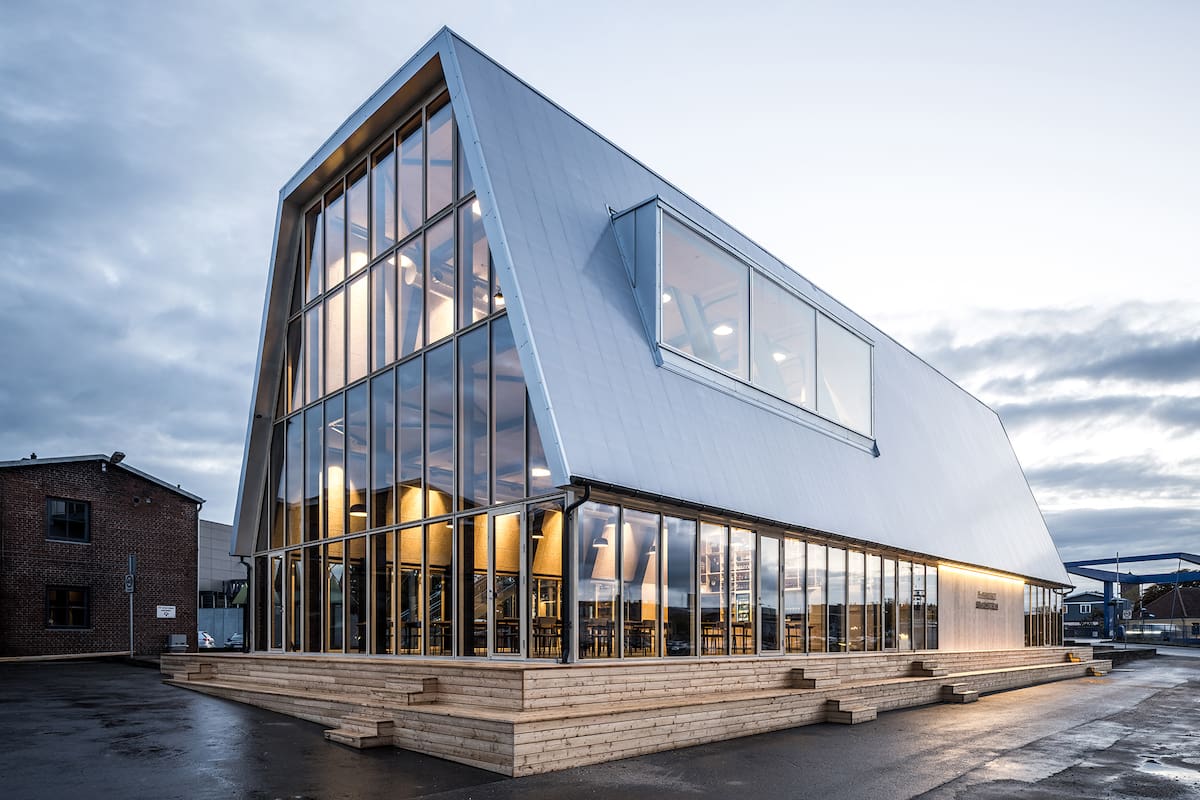 Braunstein Taphouse: en el puerto marítimo de Koege en Dinamarca, los arquitectos ADEPT, con sede en Copenhague, han creado un bar y restaurante espacioso y sostenible que se puede desmontar y reubicar cuando las aguas suben