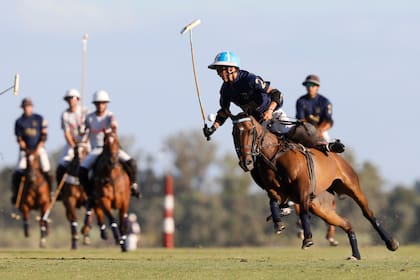 Poroto Cambiaso en acción, este domingo, cuando cerró un formidable 2020 para él al ganar el repechaje clasificatorio para la Triple Corona.