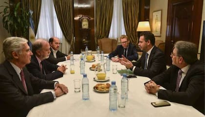 Bravo Aguilar, González Fraga, Ortiz Batalla, Curutchet, Sandleris y Szewach, ayer, durante el encuentro