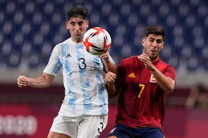 Bravo disputa la pelota con Asensio, jugador de Real Madrid