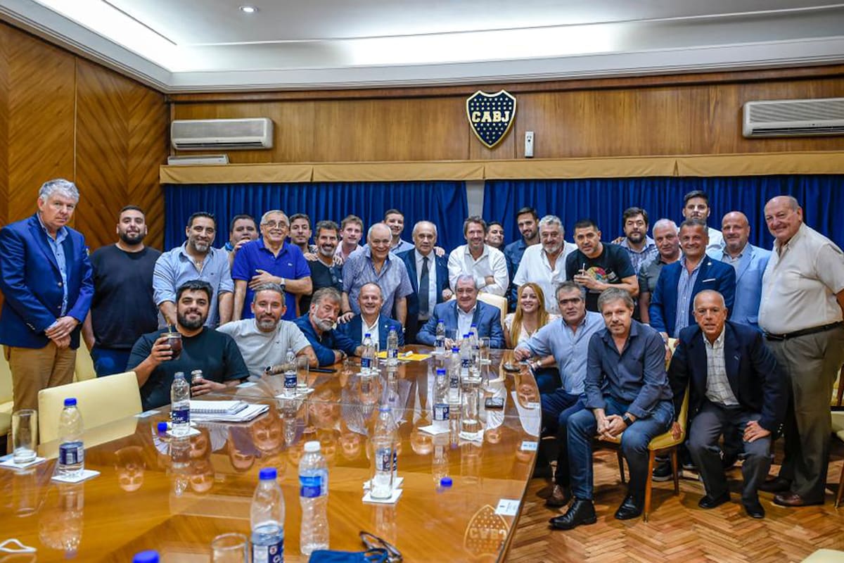 Bravo, entre Ameal y Riquelme, en la reunión de CD que la confirmó como la primera vicepresidente de la historia de Boca (Foto: Cadena_Xeneize)