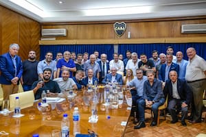 Bravo, entre Ameal y Riquelme, en la reunión de CD que la confirmó como la primera vicepresidente de la historia de Boca (Foto: Cadena_Xeneize)