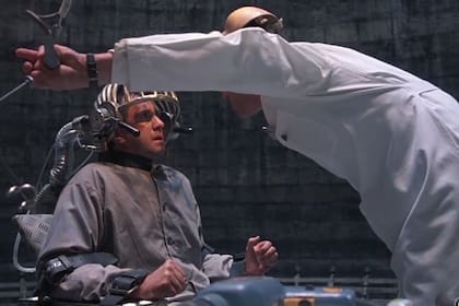 Un conjunto de cambios fueron exigidos por el estudio Universal, que consideraba a Brazil un film demasiado oscuro para el público norteamericano
