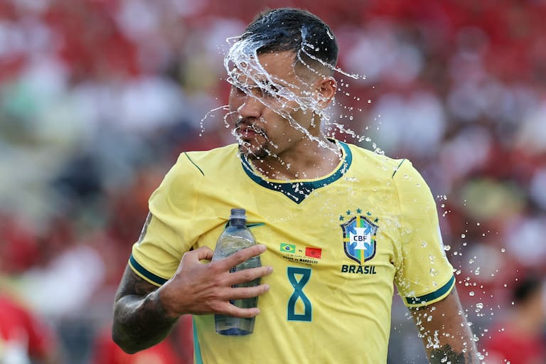 Brazil's Bruno Guimaraes (8) cools down with a splash of water in the first half during the World Cup Group C soccer match between Brazil and Morocco in East Rutherford, N.J., near New York, Saturday, June 13, 2026. (AP Photo/Adam Hunger)