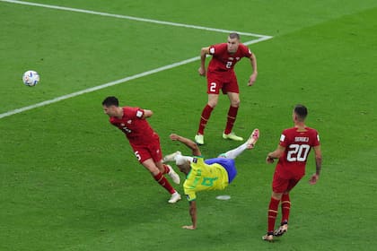 El delantero brasileño Richarlison anota el segundo gol de su equipo durante el partido de fútbol del Grupo G, de la Copa Mundial Qatar 2022