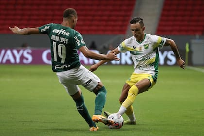 Brazil's Palmeiras Bruno Henrique (L) and Argentina's Defensa y Justicia Marcelo Benitez vie for the ball during their Recopa Sudamericana football tournament final match at the Mane Garrincha Stadium in Brasilia, on April 14, 2021. (Photo by Buda Mendes / POOL / AFP)