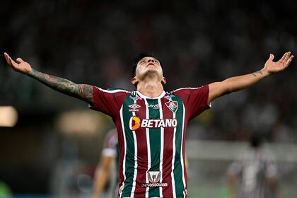 Brazos abiertos y mirada al cielo para Germán Cano, figura excluyente de Fluminense en la goleada por 5 a 1 ante River