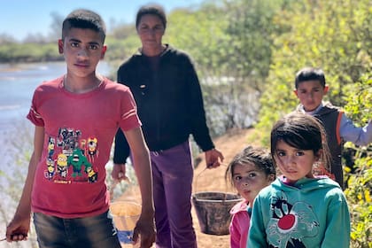 "Brazos cargados" muestra cómo una familia se mueve para conseguir agua en Santiago del Estero