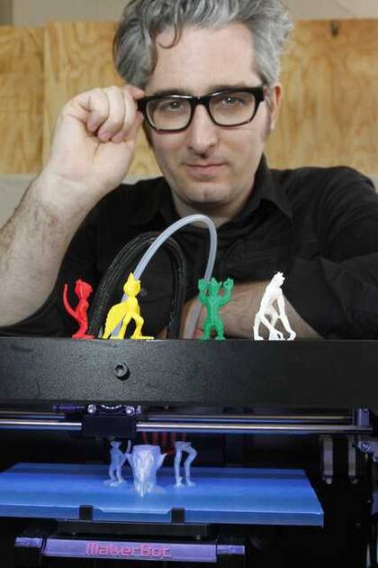 Bre Pettis junto a su impresora 3D MakerBot en el evento South by Southwest de Austin, Texas