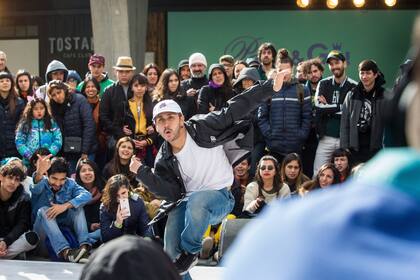 breakdance. Las competencias entre b-girls y b-boys se extendieron toda la tarde y fueron centrales en el evento. El DJ Ronald ‘Sow’ Castellanos integra un grupo llamado Aborígenes y, con sus vinilos, se encargó de musicalizar los duelos: “Esta es una cultura de inclusión; la idea es escuchar música