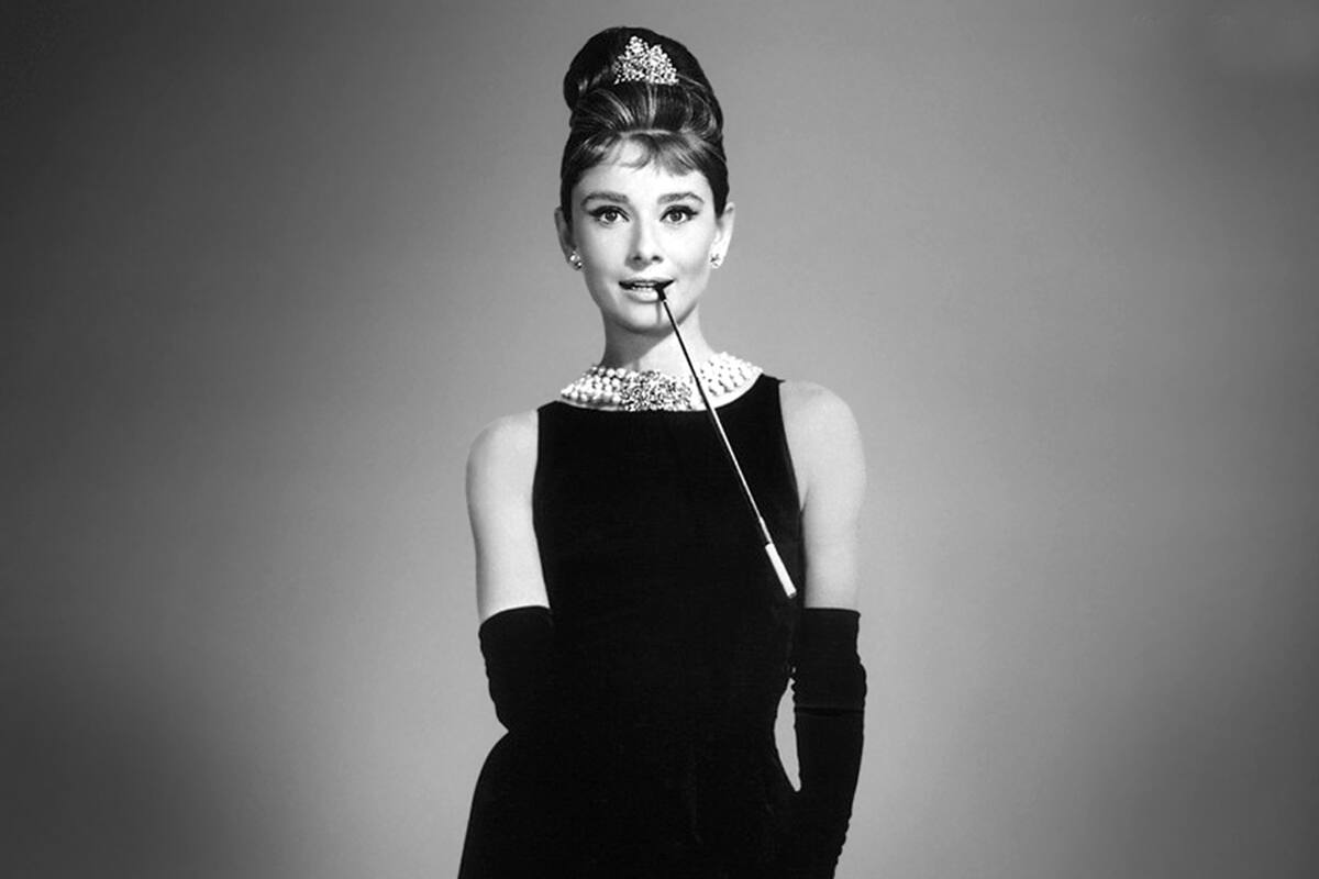 Audrey Hepburn como Holly Golightly en Muñequita de lujo, vestida por Givenchy