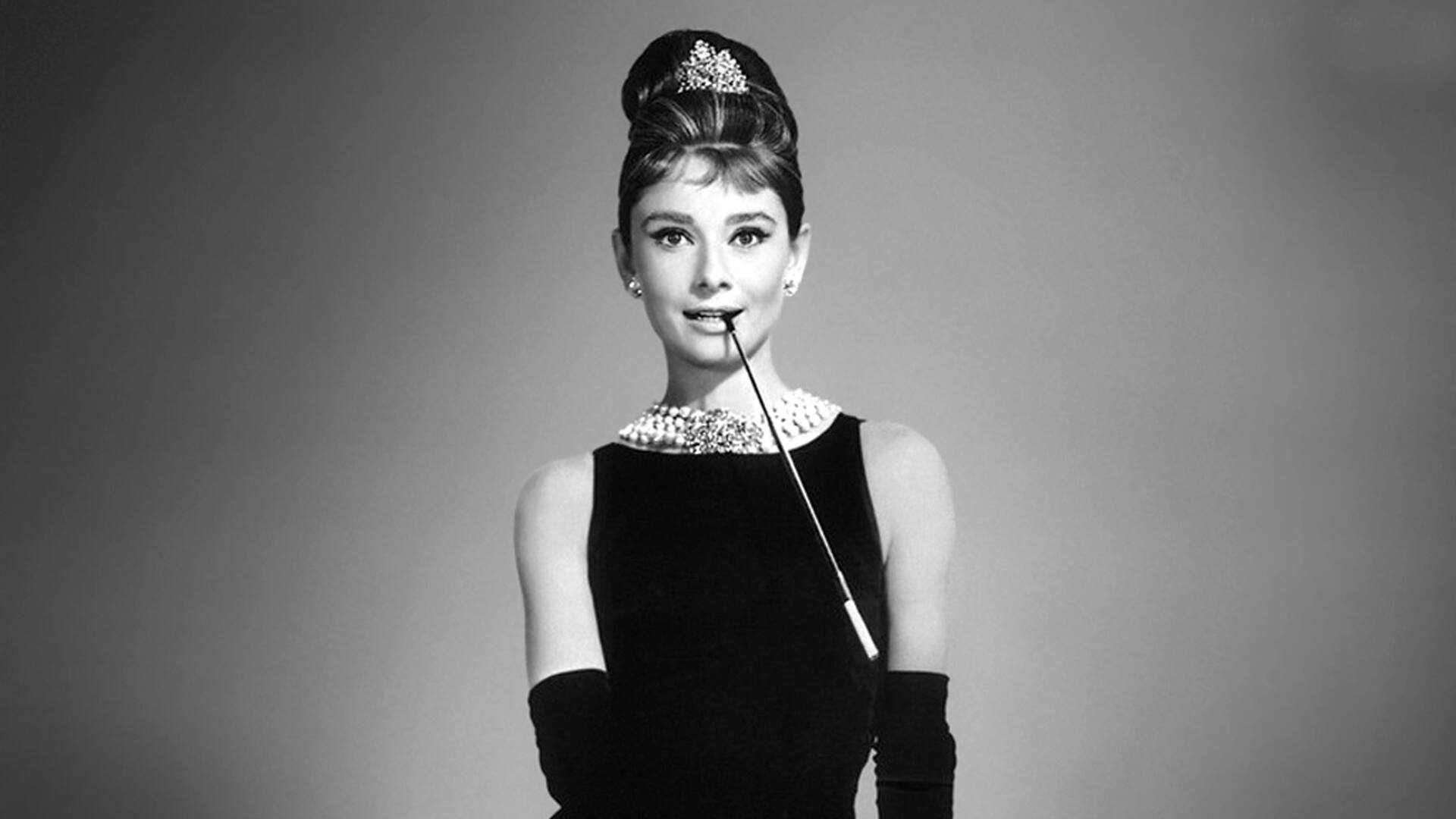 Audrey Hepburn como Holly Golightly en Muñequita de lujo, vestida por Givenchy
