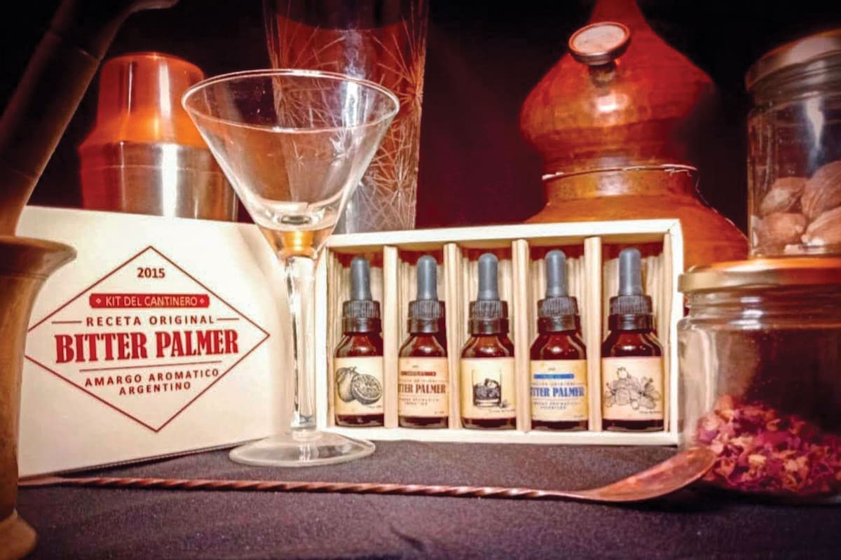 Brebajes de alto contenido alcohólico, de sabor amargo y poderoso, que se utilizan literalmente a cuentagotas para modificar el sabor y aroma final de un trago.