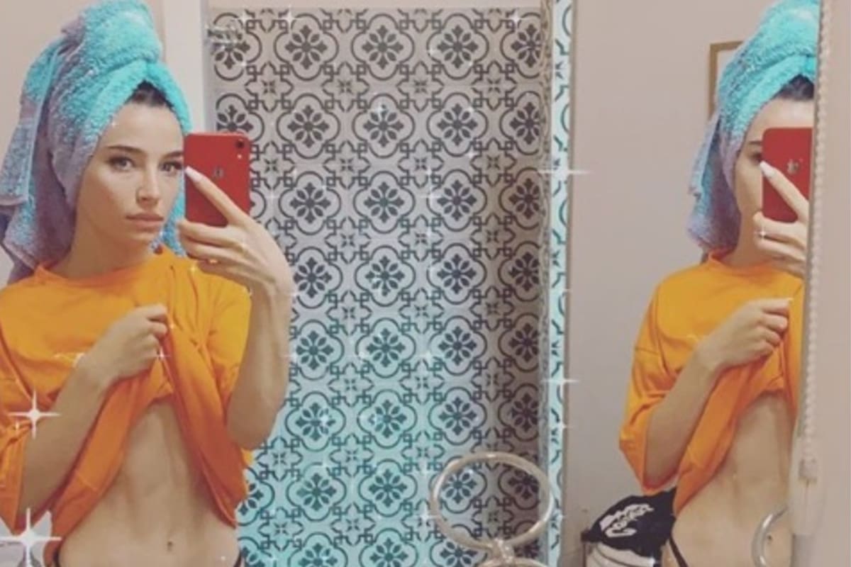 Brenda Asnicar mostró su abdomen frente a su espejo y una seguidora le sugirió que coma.